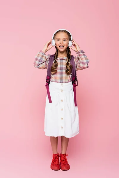 Studentessa Positiva Con Cuffie Wireless Sfondo Rosa — Foto Stock