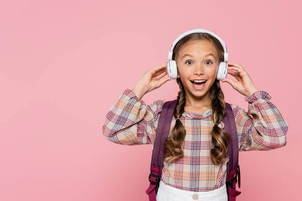 Podekscytowana Dziewczyna Plecakiem Trzyma Słuchawki Izolowane Różowy — Zdjęcie stockowe