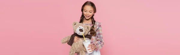 Preteen Lány Gazdaság Tejturmix Közelében Teddy Maci Elszigetelt Rózsaszín Banner — Stock Fotó