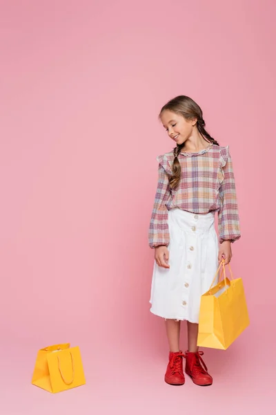 Ragazza Sorridente Gonna Bianca Camicetta Quadri Guardando Borsa Della Spesa — Foto Stock