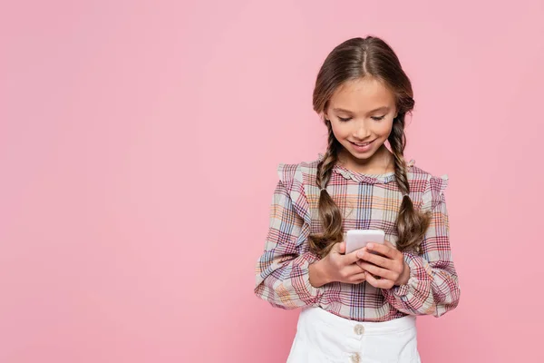 Glimlachend Meisje Geruite Blouse Messaging Smartphone Geïsoleerd Roze — Stockfoto