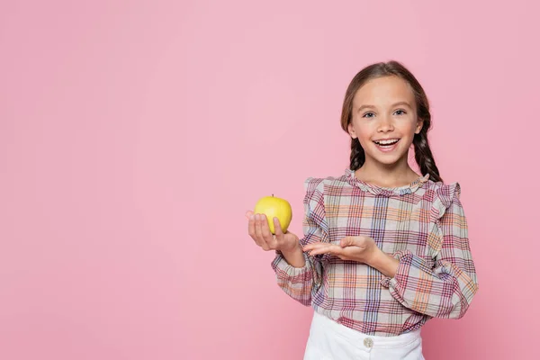 Criança Feliz Blusa Quadriculada Apontando Para Maçã Verde Isolada Rosa — Fotografia de Stock