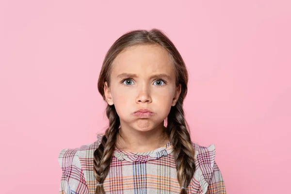 Uttråkad Flicka Puffande Kinder Medan Tittar Kameran Isolerad Rosa — Stockfoto