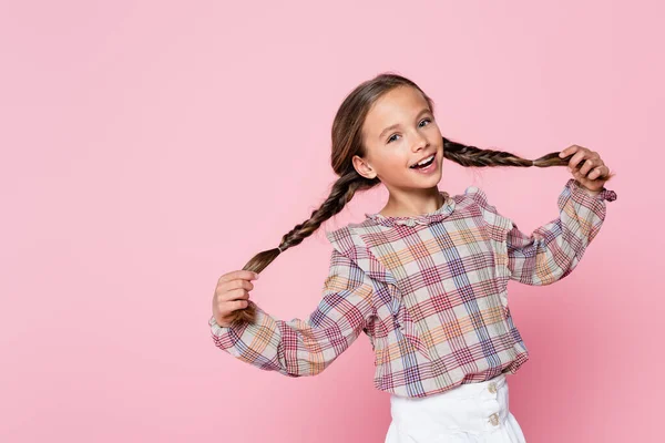 Vrolijk Meisje Geruite Blouse Aanraken Pigtails Terwijl Kijken Naar Camera — Stockfoto