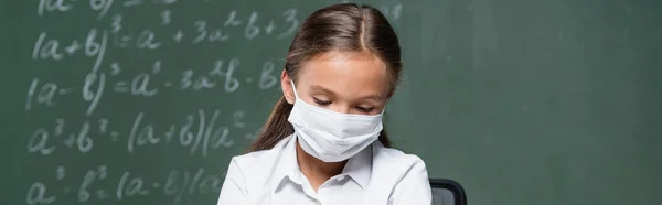 Scolaretta Maschera Medica Vicino Lavagna Sfocata Con Equazioni Matematiche Striscione — Foto Stock