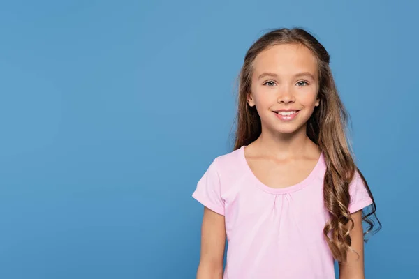 幸せな女の子です白いTシャツ笑顔でカメラで隔離された青 — ストック写真