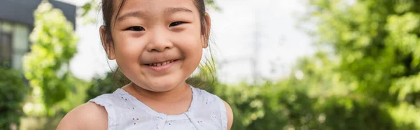 Wesoły Azjatycki Dzieciak Patrząc Aparat Zewnątrz Baner — Zdjęcie stockowe