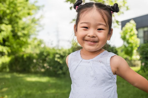 Χαρούμενο Κορίτσι Από Την Ασία Χαμογελάει Και Κοιτάζει Την Κάμερα — Φωτογραφία Αρχείου