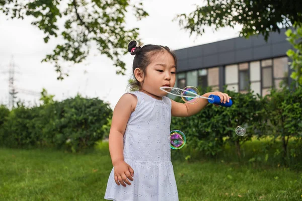 Dışarıdaki Baloncuklu Çubukta Uçan Asyalı Kız — Stok fotoğraf