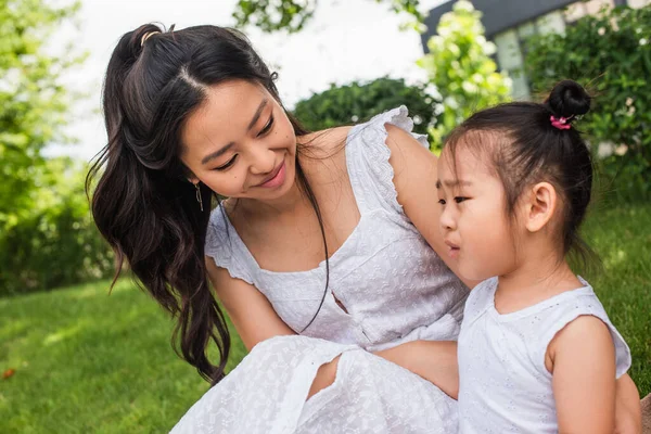 Glad Ung Asiatisk Mamma Tittar Småbarn Dotter Utanför — Stockfoto