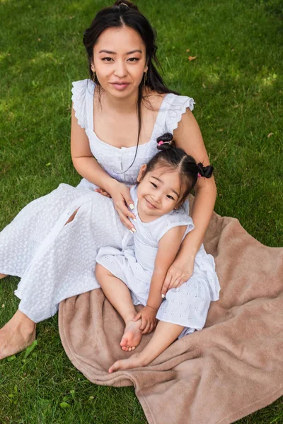 Alto Ángulo Vista Asiático Madre Feliz Hija Sentado Picnic Manta —  Fotos de Stock