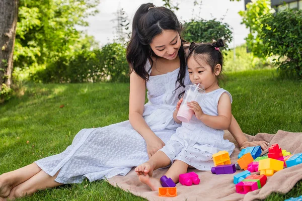 Glad Asiatisk Mamma Tittar Småbarn Flicka Klänning Dricka Milkshake Nära — Stockfoto