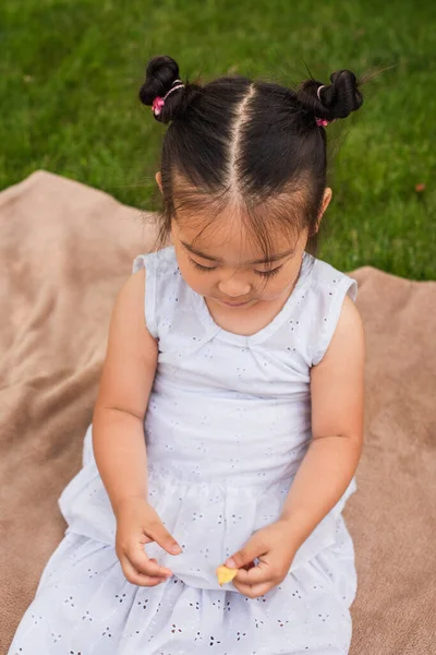 High Angle View Brunette Asian Kid Sitting Picnic Blanket — Stock Photo, Image