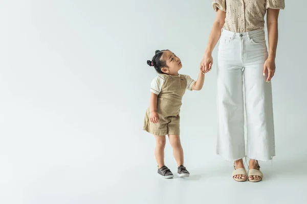 Asiatico Bambino Tenendosi Mano Con Elegante Madre Grigio — Foto Stock