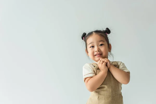 Весела Азіатська Дівчинка Малюк Посміхається Ізольовано Сірому — стокове фото