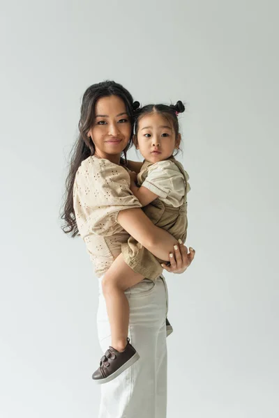 Feliz Asiático Mujer Holding Arms Niño Hija Aislado Gris —  Fotos de Stock