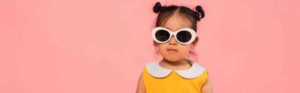 Азиатский Ребенок Девочка Платье Солнцезащитные Очки Позировать Изолированы Розовый Баннер — стоковое фото