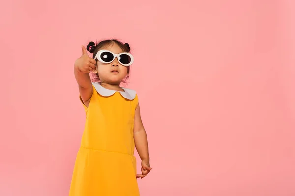 Asian Toddler Kid Yellow Dress Sunglasses Showing Thumb Isolated Pink — Stock Photo, Image