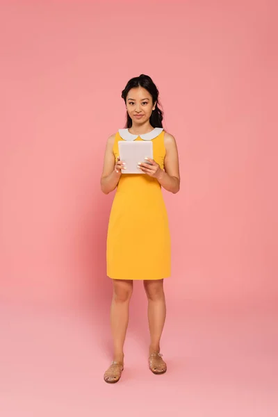 Full Length Happy Asian Woman Yellow Dress Holding Digital Tablet — Stock Photo, Image