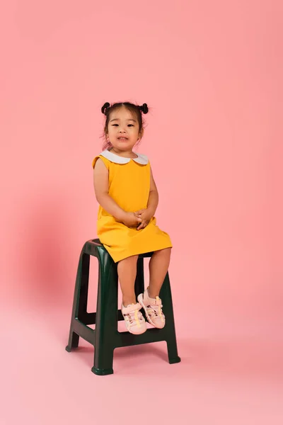 Full Längd Asiatisk Småbarn Gul Klänning Sitter Stol Rosa — Stockfoto