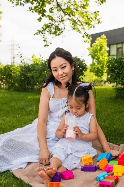 Asiatisk Småbarn Barn Gul Klänning Dricka Milkshake Genom Halm Nära — Stockfoto