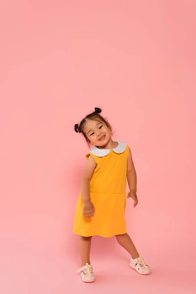 Complacido Asiático Niño Chica Amarillo Vestido Pie Rosa — Foto de Stock