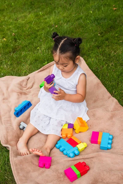 Hög Vinkel Syn Asiatiska Barn Klänning Spelar Byggstenar Picknick Filt — Stockfoto