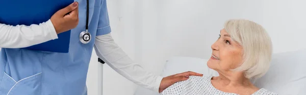 African American Nurse Clipboard Touching Smiling Senior Patient Hospital Ward — Stock Photo, Image