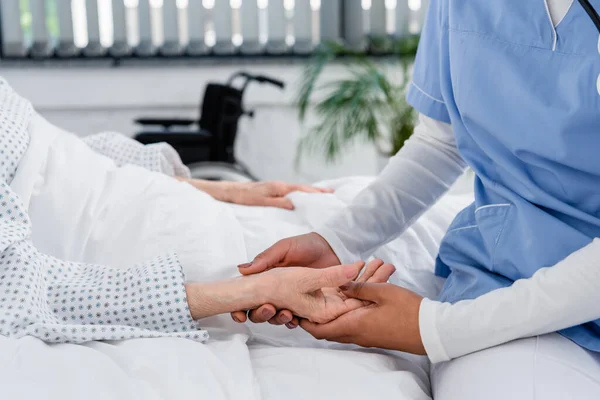 Beskuren Bild Afrikansk Amerikansk Sjuksköterska Kollar Pulsen Hand Äldre Patient — Stockfoto