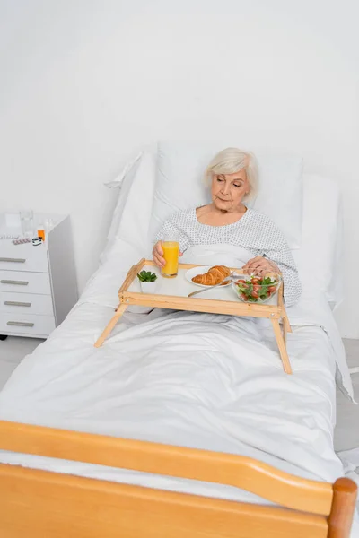 Paciente Edad Avanzada Sosteniendo Vaso Jugo Naranja Cerca Comida Hospital — Foto de Stock