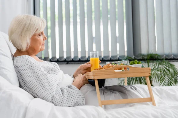 Zijaanzicht Van Senior Patiënt Met Glas Sinaasappelsap Buurt Van Voedsel — Stockfoto