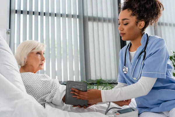 Enfermera Afroamericana Usando Tonómetro Paciente Sala Hospital — Foto de Stock