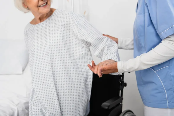 Розбитий Погляд Американську Медсестру Яка Тримає Руку Усміхнену Жінку Розмитому — стокове фото