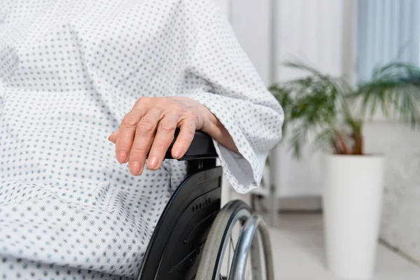 Vista Cortada Mulher Idosa Sentada Cadeira Rodas Enfermaria Hospital — Fotografia de Stock