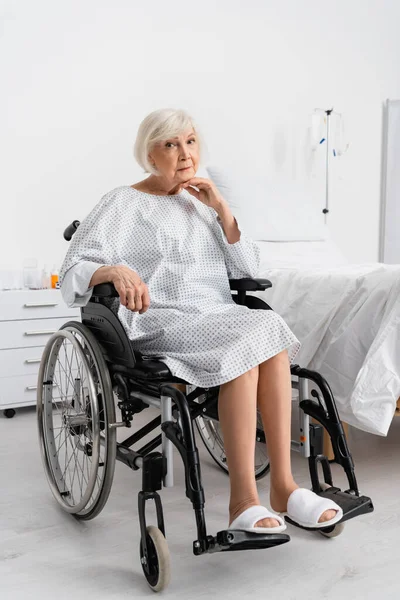 Paziente Anziano Abito Guardando Macchina Fotografica Sedia Rotelle Clinica — Foto Stock