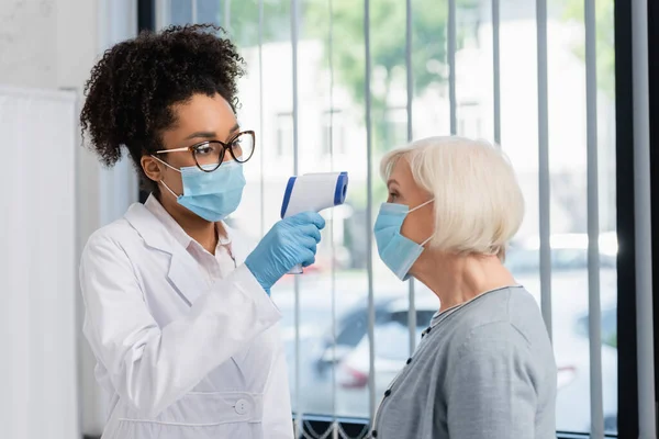African American Doctor Checking Temperature Patient Medical Mask — Stock Photo, Image