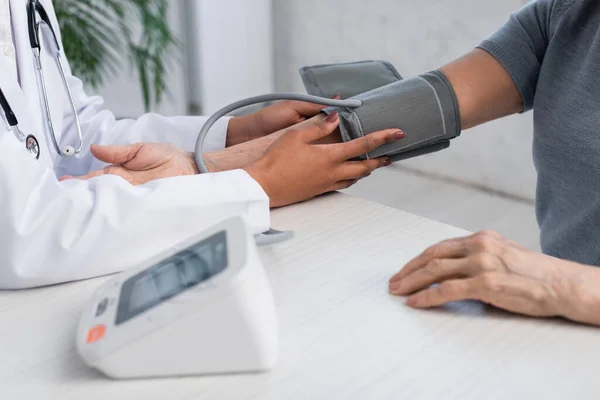 Vista Recortada Del Médico Afroamericano Que Usa Tonómetro Brazo Del — Foto de Stock