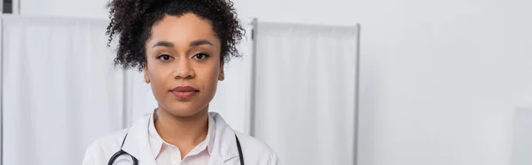 Médico Afroamericano Con Estetoscopio Mirando Cámara Pancarta — Foto de Stock