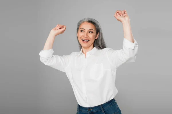 Opgewonden Aziatische Vrouw Wit Blouse Tonen Vreugde Gebaar Geïsoleerd Grijs — Stockfoto