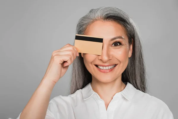 Fröhliche Asiatische Frau Mit Grauen Haaren Verdeckt Augen Mit Kreditkarte — Stockfoto