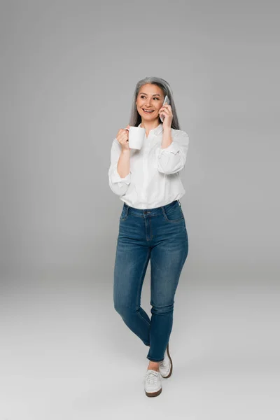 Ganzkörperansicht Einer Asiatischen Frau Mittleren Alters Weißem Hemd Und Jeans — Stockfoto