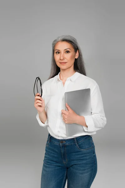 Maturo Asiatico Donna Bianco Camicia Holding Occhiali Laptop Isolato Grigio — Foto Stock