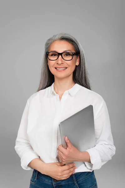 Middle Aged Asian Woman Trendy Eyeglasses Holding Laptop Smiling Camera — Stock Photo, Image