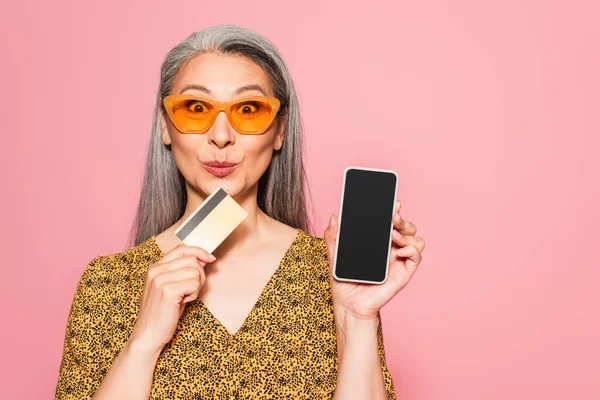 Excited Asian Woman Credit Card Showing Mobile Phone Blank Screen — Stock Photo, Image