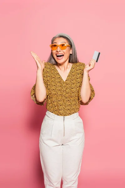 Overjoyed Asian Woman Credit Card Showing Wow Gesture Pink Background — Stock Photo, Image