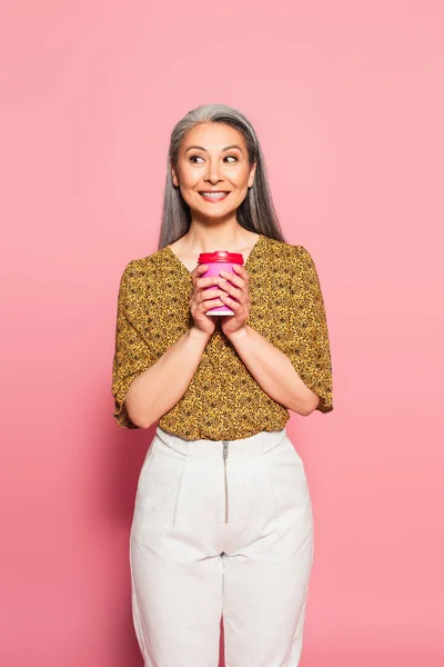 Maturo Asiatico Donna Con Caffè Andare Sorridente Mentre Guardando Rosa — Foto Stock