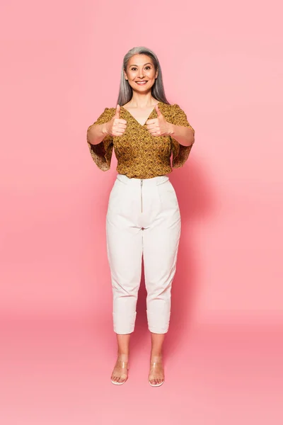 Vista Completa Mujer Asiática Blusa Estampada Pantalones Blancos Mostrando Pulgares — Foto de Stock