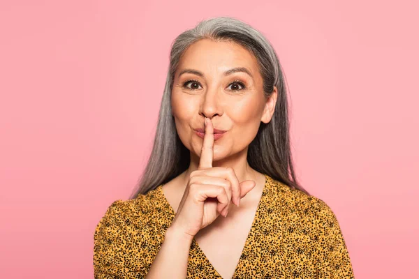 Positivo Asiático Mujer Mostrando Hush Signo Mientras Mira Cámara Aislado — Foto de Stock