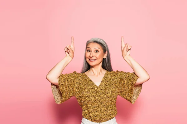 Весела Азіатська Жінка Вказує Пальцями Рожевий Фон — стокове фото