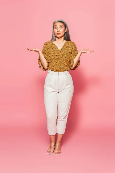 Full Length View Shocked Asian Woman Pointing Hands Pink Background — Stock Photo, Image